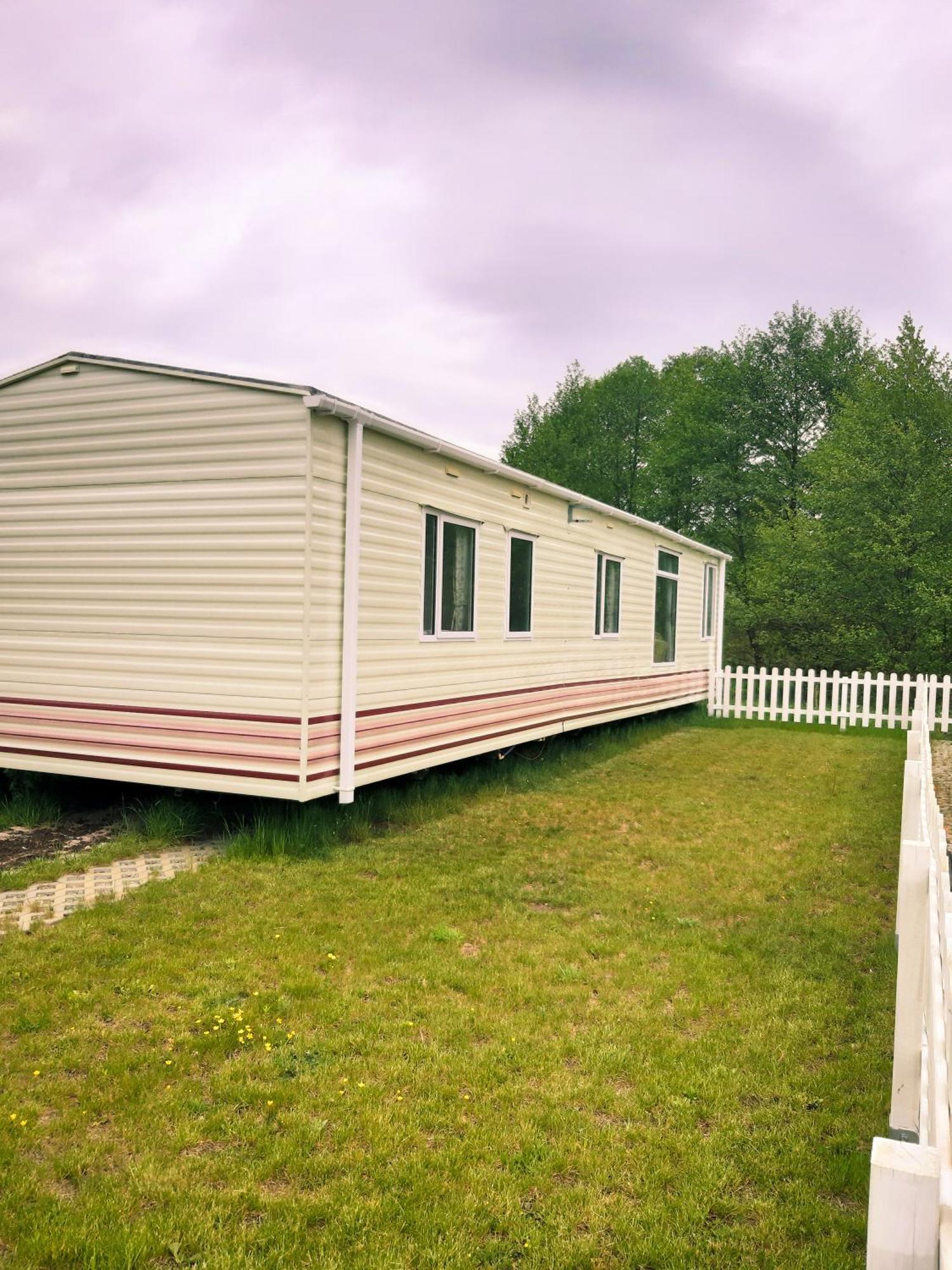 Lary Camping Homes - Domki Dabrowka Gostynin Buitenkant foto